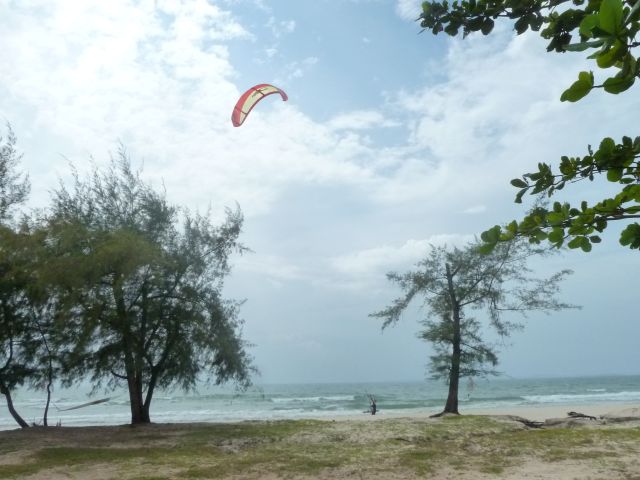 Kitesurfer nutzen den starken Wind am Otres-Beach.